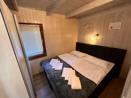 Schlafzimmer mit Boxspringbett