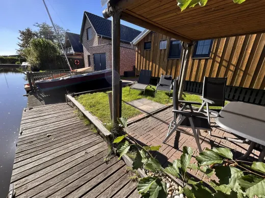 Terrasse und Liegewiese hinter dem Haus