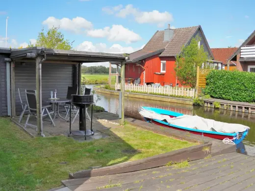 Hinter dem Haus zur Terrasse