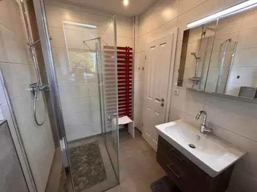 Badezimmer EG mit ebenerdiger Dusche