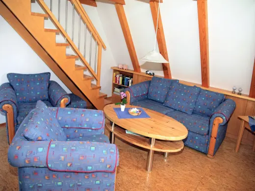 Wohnzimmer mit Treppe ins OG